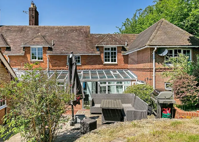 Lodge Farm - Stunning 3 Bed With Large Garden!