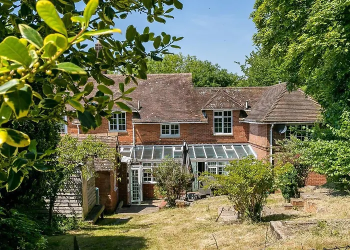 Lodge Farm - Stunning 3 Bed With Large Garden!